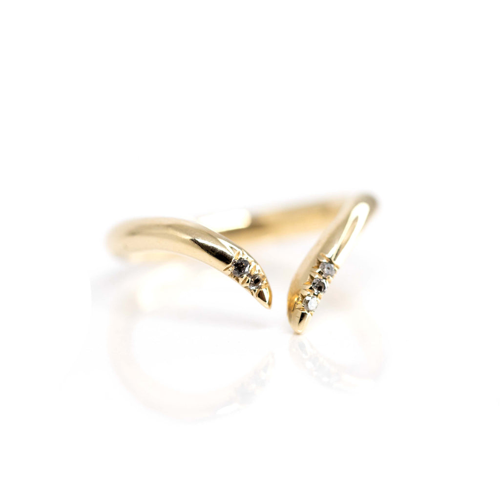 Alliance ouverte en forme de V avec 6 diamants sur l’anneau, par la créatrice de bijoux torontoise Nadia Werchola. Une superbe pièce qui s’agencera magnifiquement avec la majorité des bagues de fiançailles. 