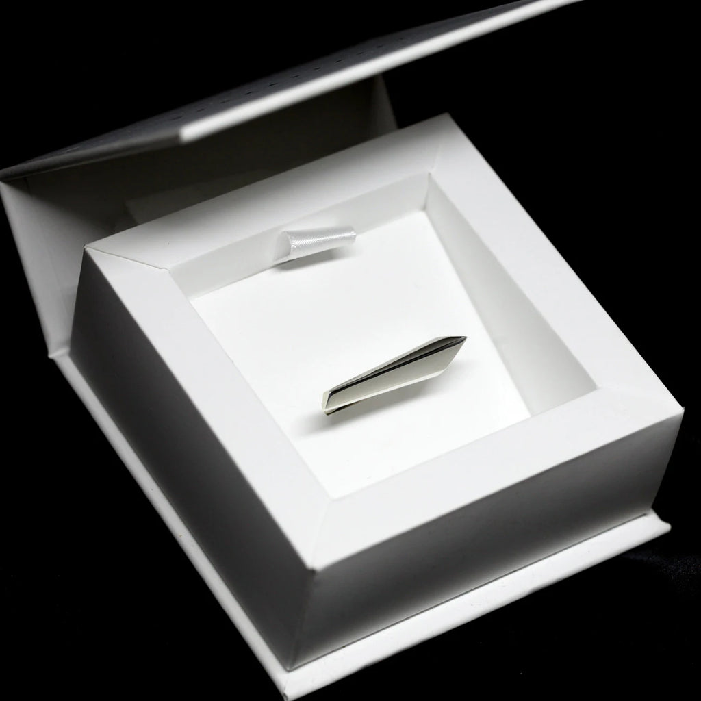 Allure ring in sterling silver photographed in its box. A Minimalist, modern and elegant piece of jewelry. Find this gender-neutral ring that fits both classic and edgy wardrobes at Ruby Mardi, online or at our concept-store in Montreal’s Little Italy.
