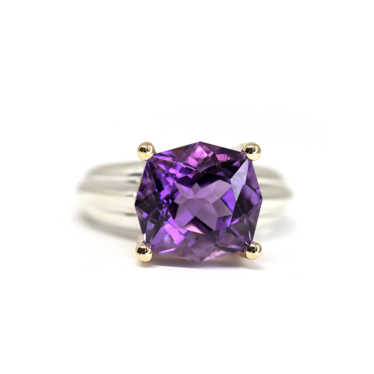 Bague prédominante avec améthyste bicolore exceptionnelle. Pierre précieuses sertie en or 14 carats, et anneau en argent sterling. Une bague cocktail fabuleuse créée par le designer de bijoux montréalais Bena Jewelry, disponible chez Ruby Mardi à Montréal. La galerie de bijoux fins offre le travail de talentueux designers de bijoux canadiens, et offres des services de création de bijoux sur mesure. 