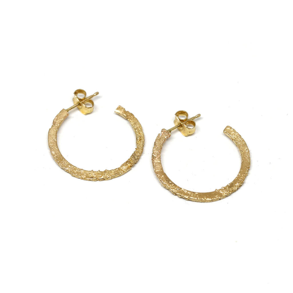 Boucles d’oreilles anneaux créoles texturées ouvertes en or jaune 14 carats, par la créatrice de bijoux canadienne Meg Lizabet. Disponible en ligne ou à notre boutique de bijoux fins de la Petite Italie de Montréal.
