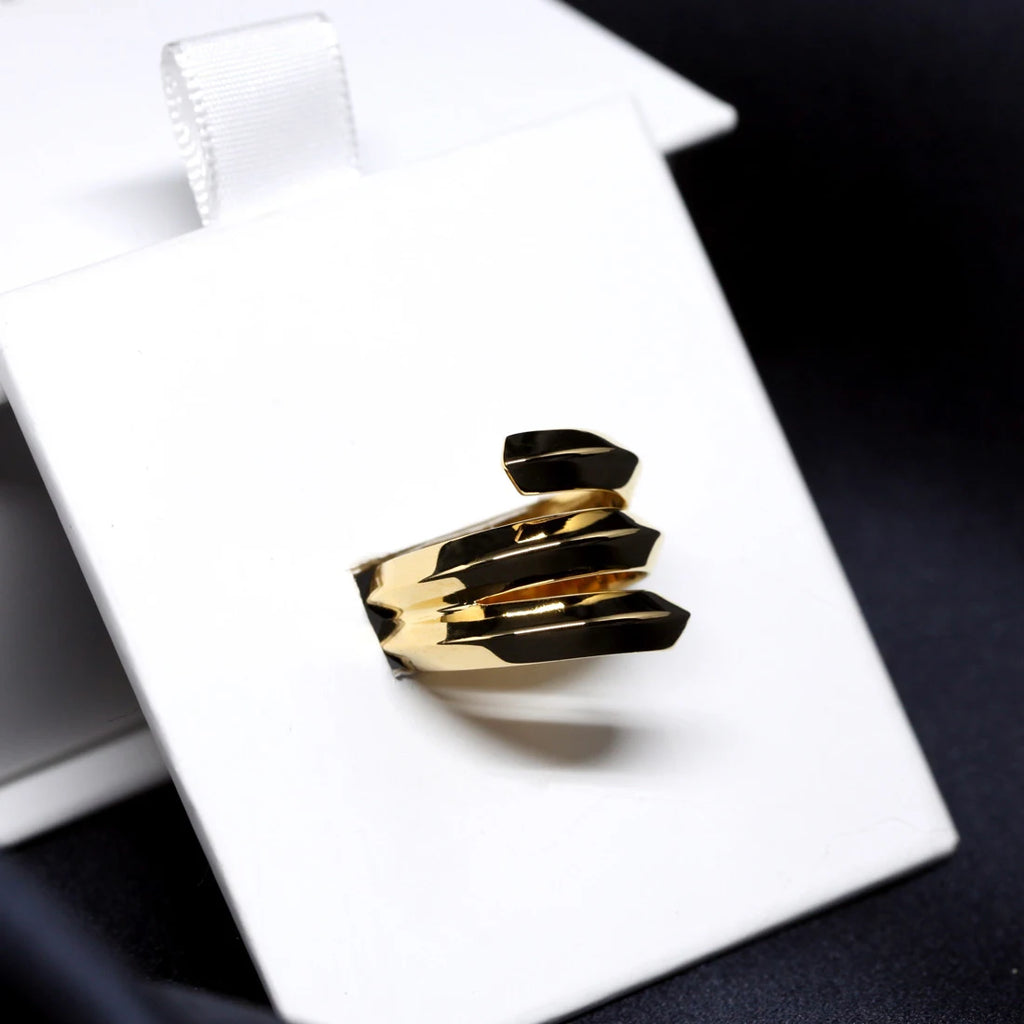 Boîte conçue sur mesure pour la bague Embrace de Bena Jewelry. Les bijoux de Bena Jewelry ainsi que leur packaging ont entièrement été conçus et fabriqués à Montréal. On observe ici la bague dans l’ombre, où un jeu de lumière intéressant apparait.