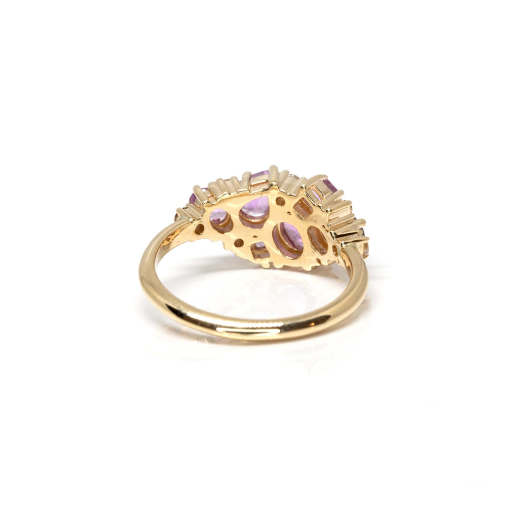 Bague de fiançailles en or jaune 14 carats, fabriquée à la main à Montréal par la marque Ruby Mardi, et vue ici de dos. Une création unique avec des saphirs de teintes rose, lilas, violet, et des diamants. 