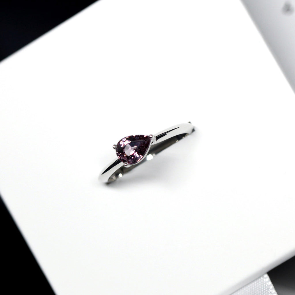 Malaya Garnet Engagement Solitaire ring on a white background by Ruby Mardi, a fine jewelry gallery in Montreal Little Italy, close by Bijouterie Italienne, and Rosemont, Outremont, Villeray, Parc Extension, Mile End, Mile Ex districts. White gold gemstone ring, bridal jewelry, wedding ring, ethical gem. Bicolor Malaya Garnat. Ruby Mardi offers custom jewelry services in Montreal.