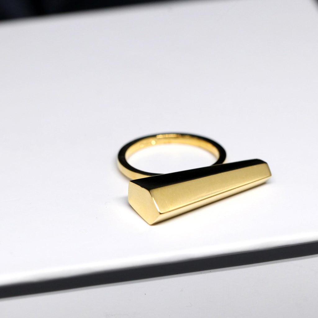 Sturdy ring in gold vermeil photographed on a white background. A Minimalist, modern and elegant piece of jewelry. Find this gender-neutral ring that fits both classic and edgy wardrobes at Ruby Mardi, online or at our concept-store in Montreal’s Little Italy.