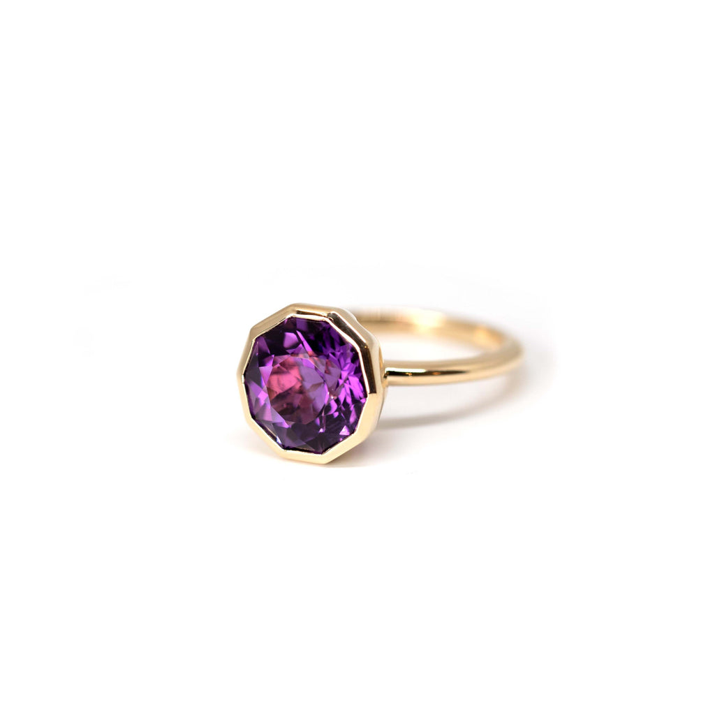 Side view of the statement ring in yellow gold with amethyst custom made in Montreal by the jewelry designer Bena Jewelry represented by the finest jewelry store in Canada, Ruby Mardi boutique. This fine statement jewel is a unique work made by local and ethical artisans.