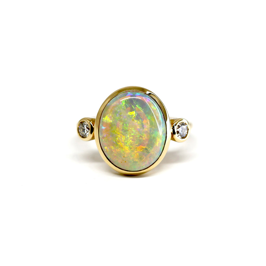 Grosse opale avec deux petits diamants montés sur de l'or jaune 14 carats. Une création unique de Lico Jewelry, une créatrice de bijoux fins basée à Montréal et disponible chez Ruby Mardi, une bijouterie fine fleurie de la Petite Italie.