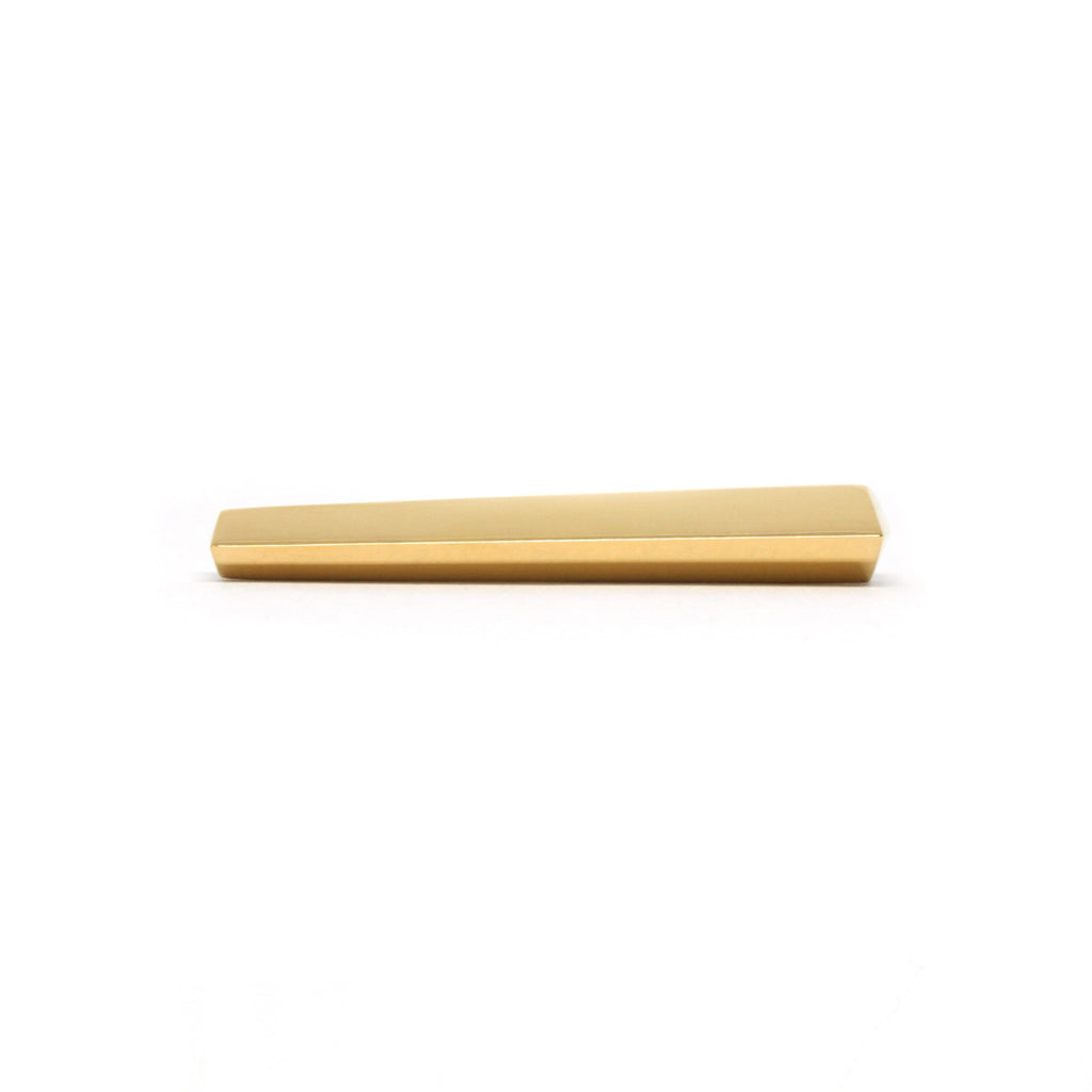  La bague Punch en or vermeil du créateur de bijoux canadien Bena Jewelry, photographié en gros plan sur un fond blanc. Bague pour deux doigts très confortable disponible chez Ruby Mardi, en ligne ou dans la Petite Italie de Montréal.