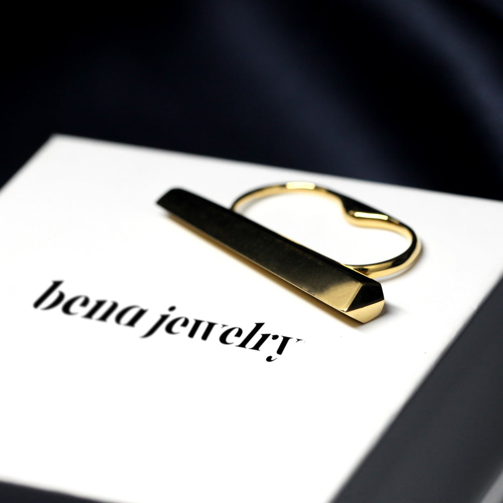 Boîte conçue sur mesure pour la bague GRAND PUNCH de Bena Jewelry. Les bijoux de Bena Jewelry ainsi que leur packaging ont entièrement été conçus et fabriqués à Montréal. On observe ici la bague dans l’ombre, où un jeu de lumière intéressant apparait. 