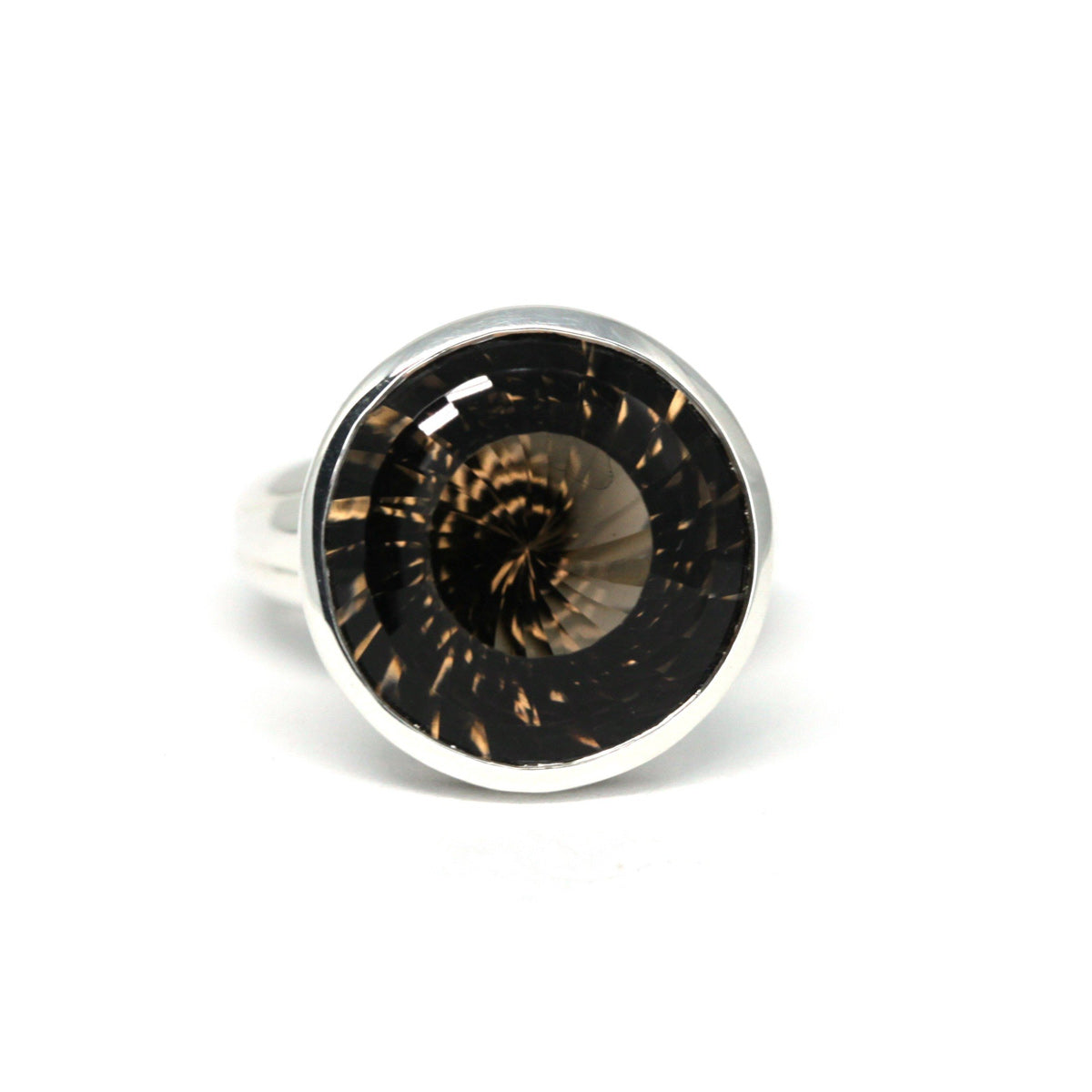 Beautiful cocktail ring or statement ring in sterling silver with a stunning mysterious round shape smoky quartz. Find this gemstone ring at Ruby Mardi, a fine jewelry store located in Montreal's little Italy, close by Rosemont, Outremont, Mile-End, Mile-Ex and Villeray. We sell the work of talented young Canadian Jewelry designers. We offer engagement rings and custom jewelry services in Montreal.