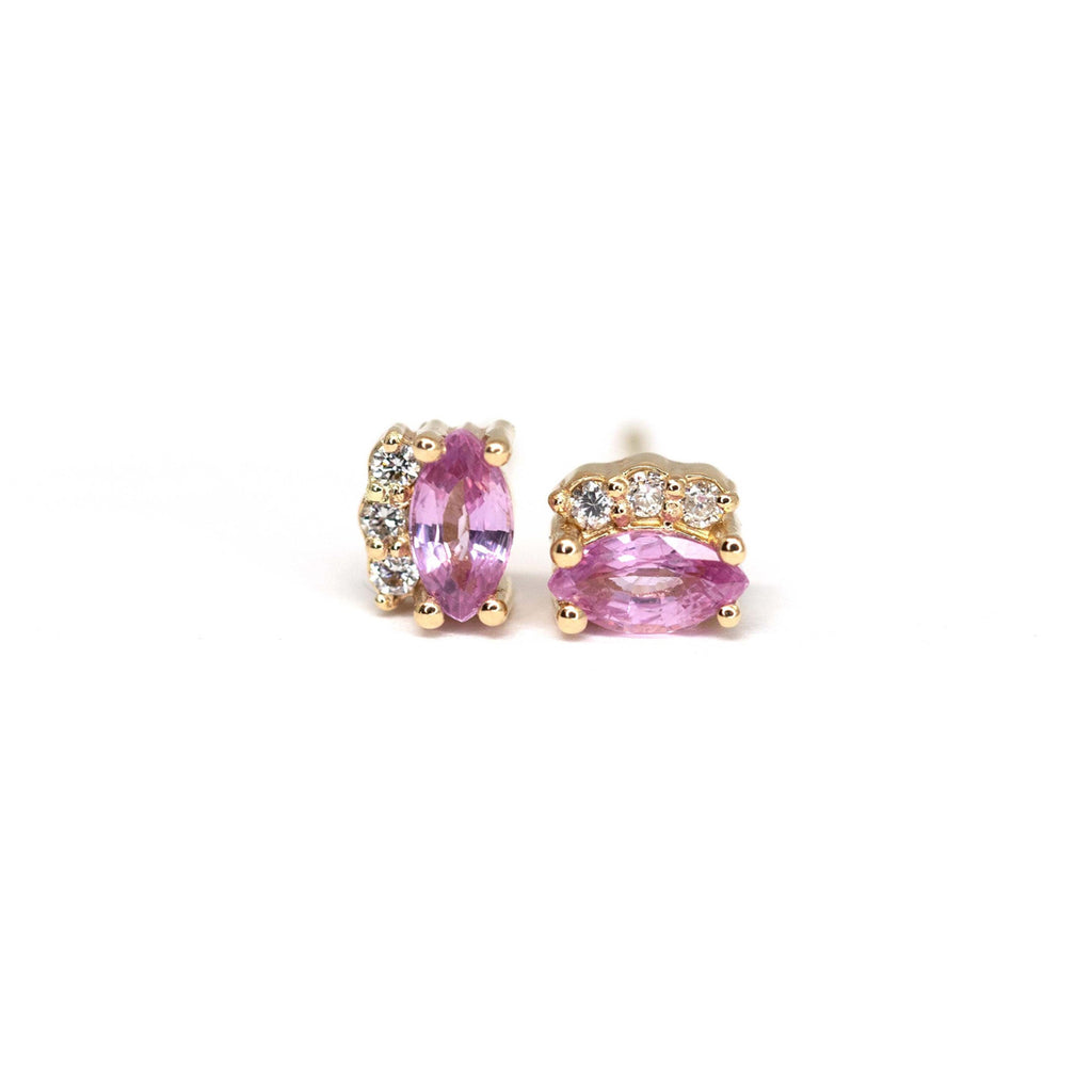 Boucles d'oreilles élégantes avec saphir rose et diamants serties en or jaune 14 carats. Ces boucles d'oreilles avec pierres précieuses sont une création de Ruby Mardi, une galerie de bijoux fins et bijouterie représentant le travail de plusieurs créateurs de bijoux canadiens talentueux. 