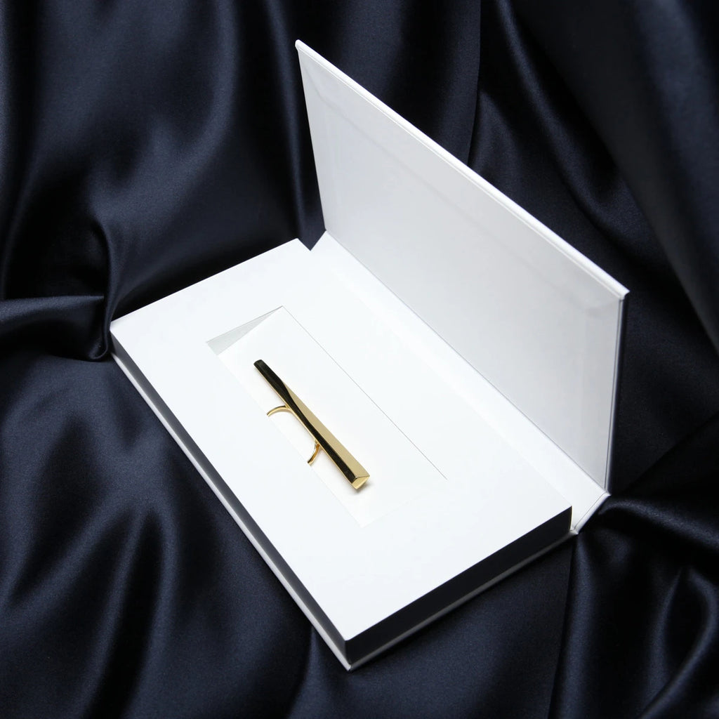 Boîte conçue sur mesure pour la bague GRAND PUNCH de Bena Jewelry. Les bijoux de Bena Jewelry ainsi que leur packaging ont entièrement été conçus et fabriqués à Montréal.