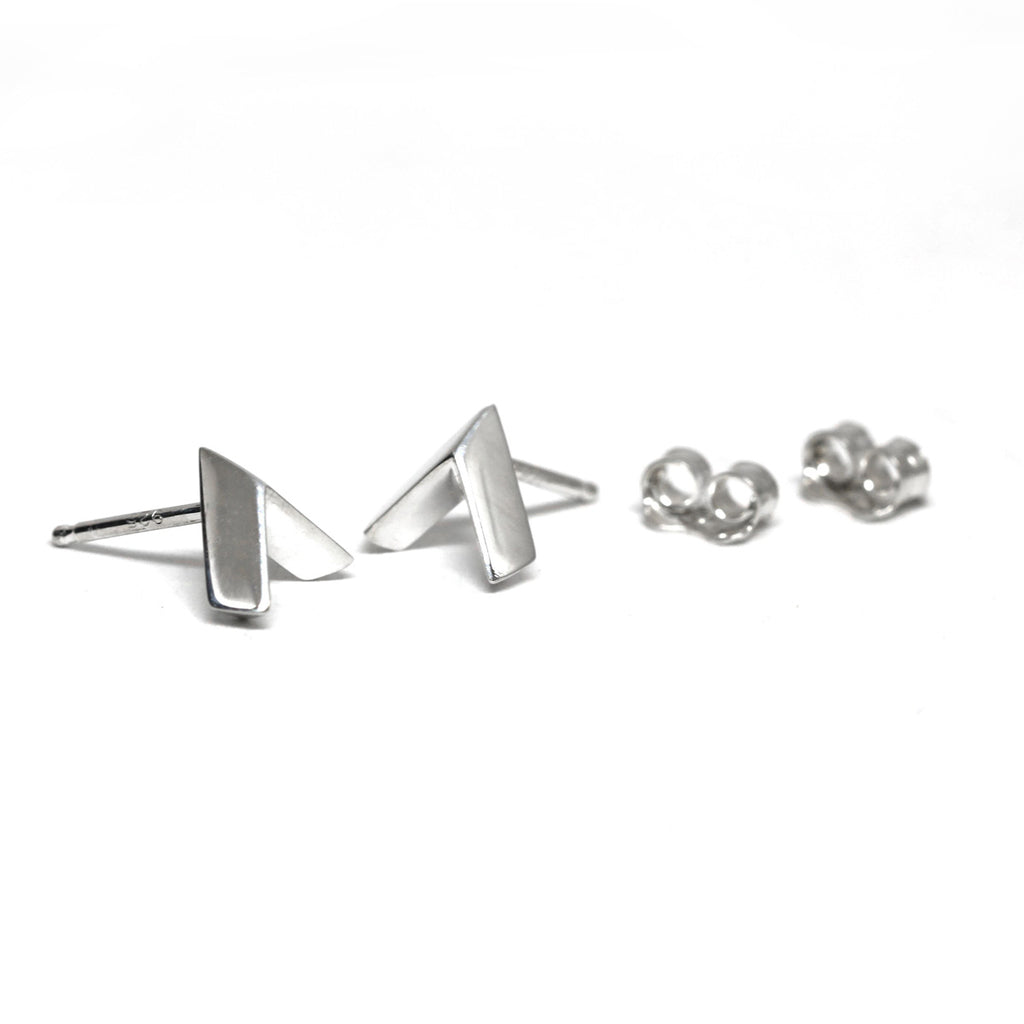 Simple sterling silver arrow earrings in V shape on a white background. Unisex jewelry pieces for parties and for everyday wear. Available online or at our Montreal's Little Italy store, with the work of other jewelry designers. We also offers custom jewelry services in Montreal.