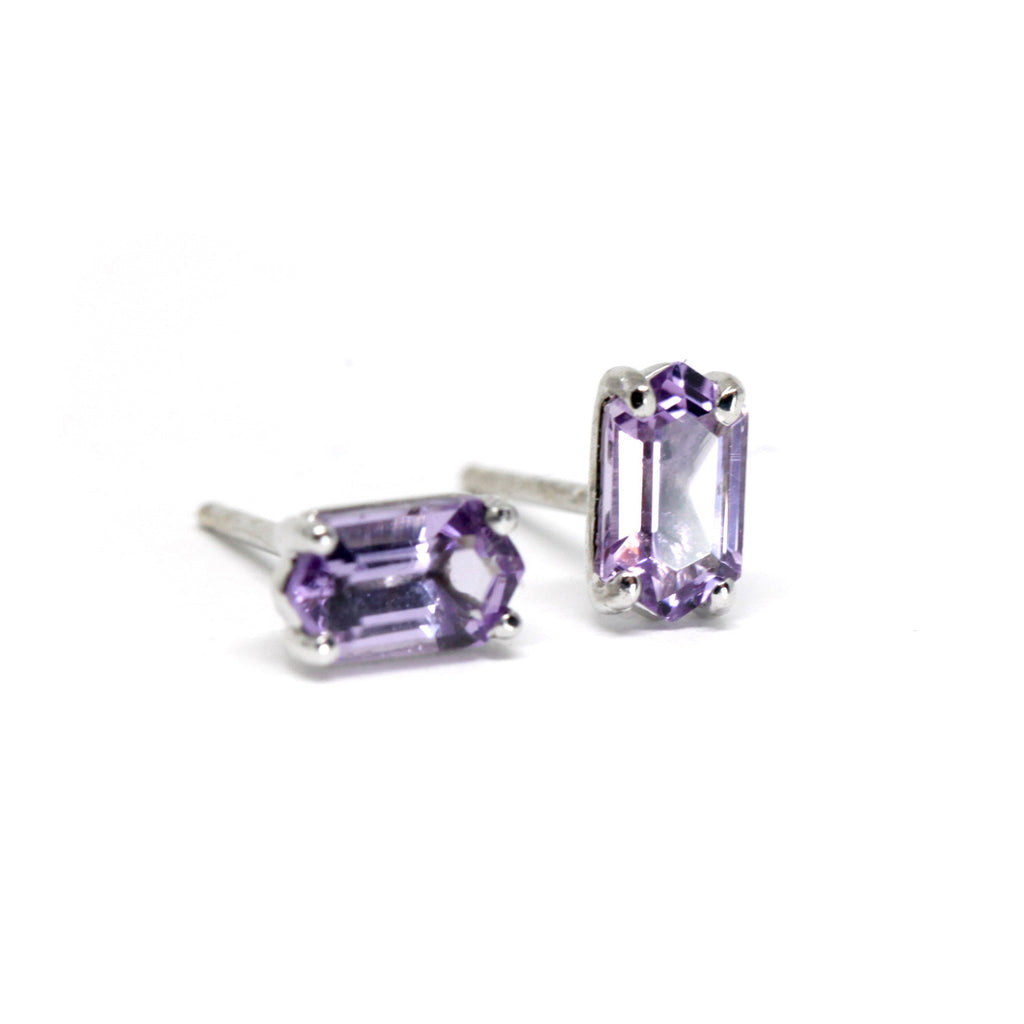 Ruby Mardi offers lovely simple gemstone stud earrings that shine and add a pop of colour to your ear.   Here, beautiful baguette cut amethyst set in silver.  We carefully select the gemstones so they are all of the highest quality. We prioritize traceable and natural gems. Ruby Mardi also offers custom jewelry services in Montreal.