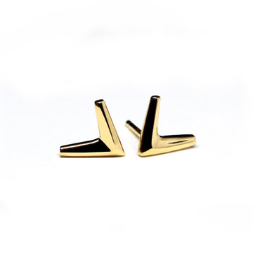 Simple gold vermeil arrow earrings in V shape on a white background. Unisex jewelry pieces for parties and for everyday wear. Available online or at our Montreal's Little Italy store, with the work of other jewelry designers. We also offers custom jewelry services in Montreal.