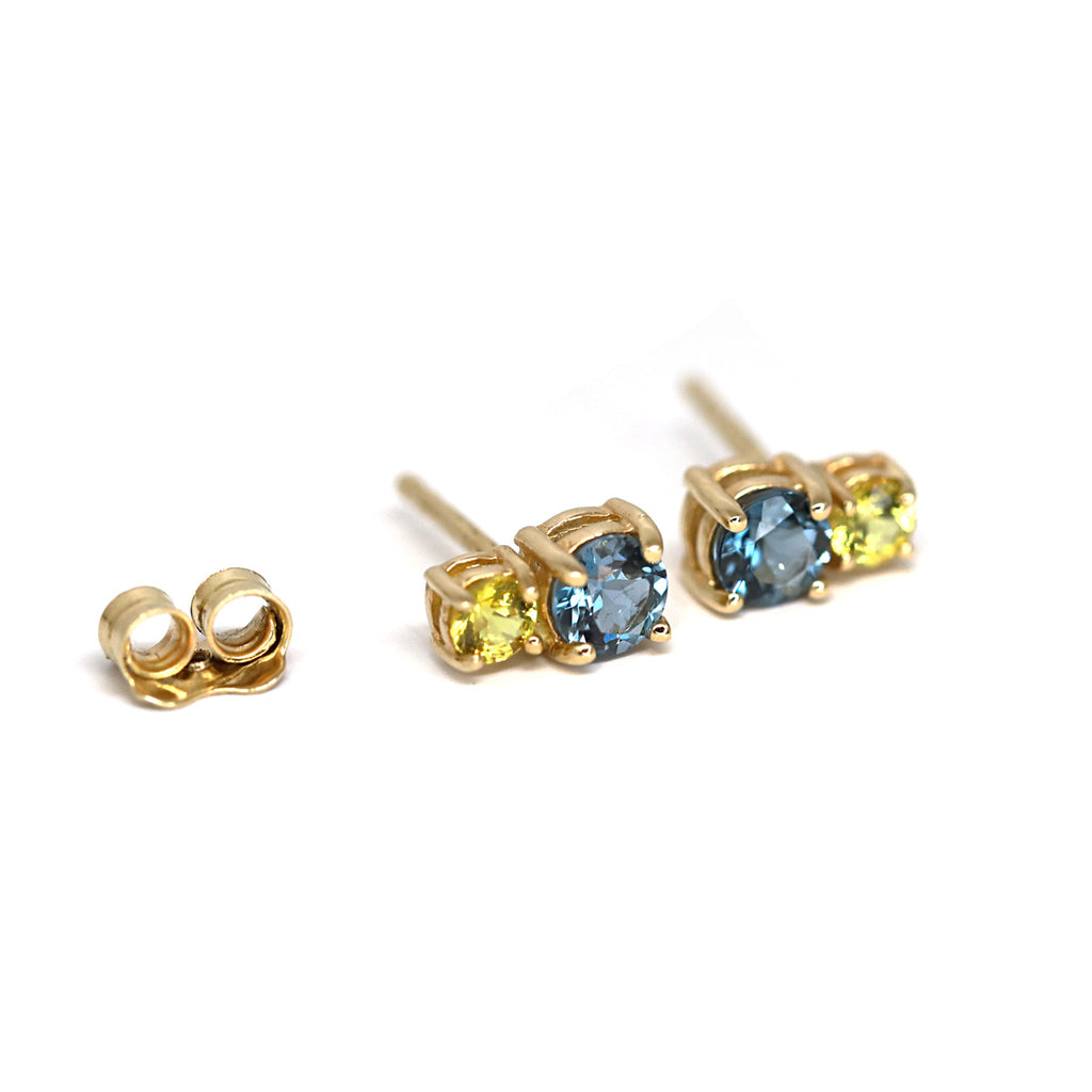Boucles d'oreilles avec deux pierres précieuses : un saphir jaune et une topaze bleue foncée. Jolie touche de couleur sur l'oreille! Une création de la designer montréalaise Lico Jewelry.