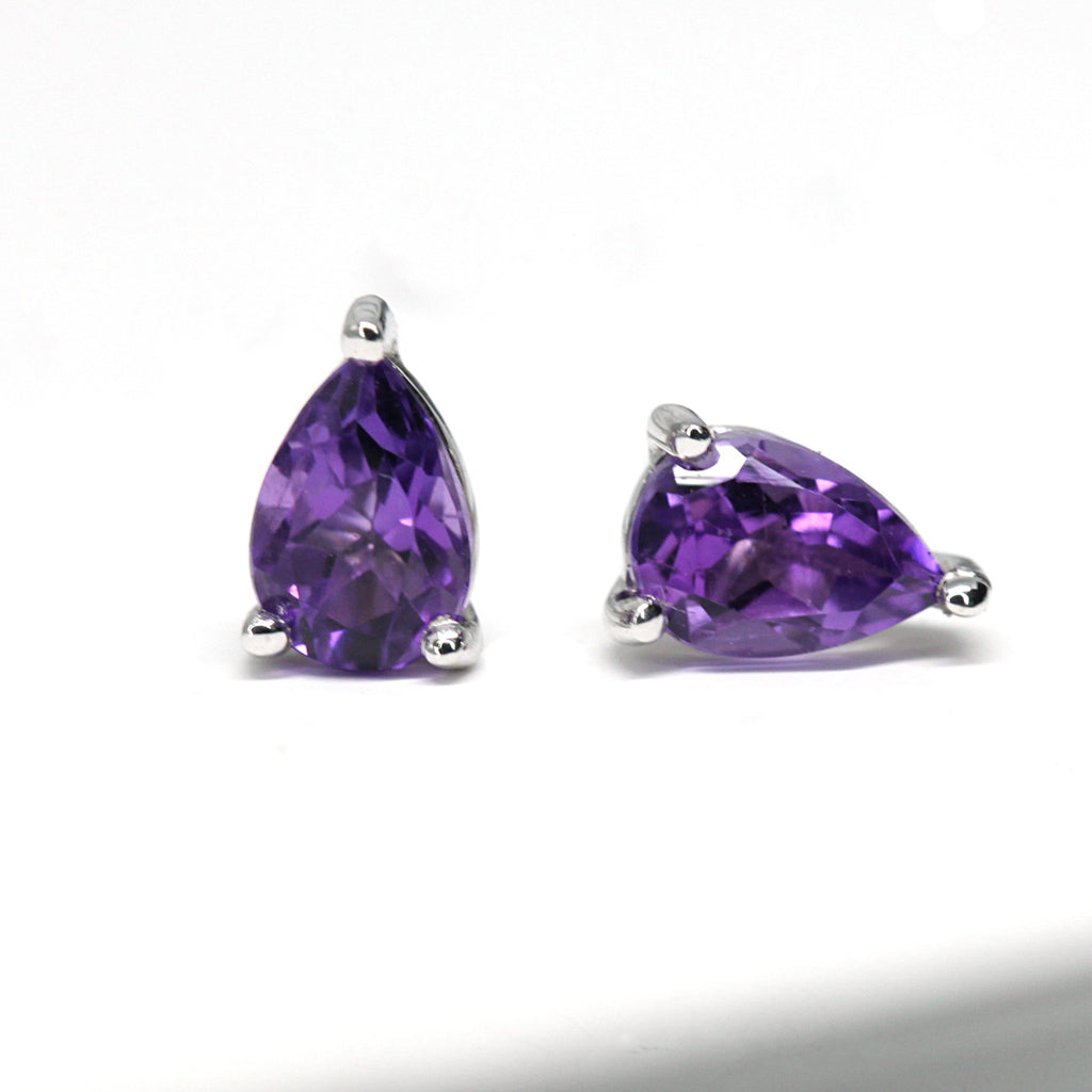 Ruby Mardi offers lovely simple gemstone stud earrings that shine and add a pop of colour to your ear.   Here, beautiful  pear cut amethyst set in silver.  We carefully select the gemstones so they are all of the highest quality. We prioritize traceable and natural gems. Ruby Mardi also offers custom jewelry services in Montreal.