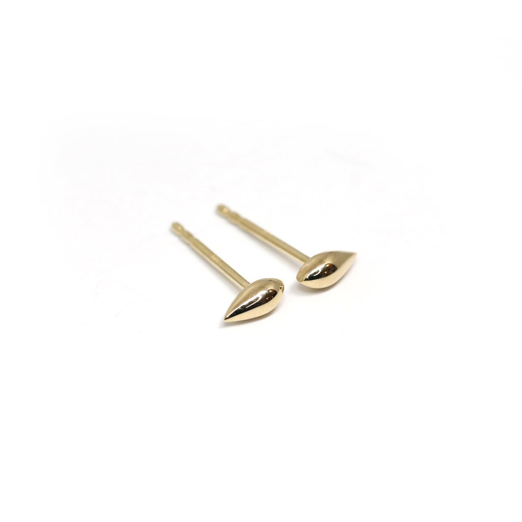 Ruby Mardi offers lovely simple gold stud earrings that shine on your ear. Here, beautiful minimalist little gold spike earrings by jewelry designer Justine Quintal. Ruby Mardi  is the only fine jewelry gallery in Montreal. We offer engagement rings, bridal jewelry, gemstone stud earrings and also custom jewelry services in Montreal. Find exquisite fine jewels from the best Canadian jewelry designers. 