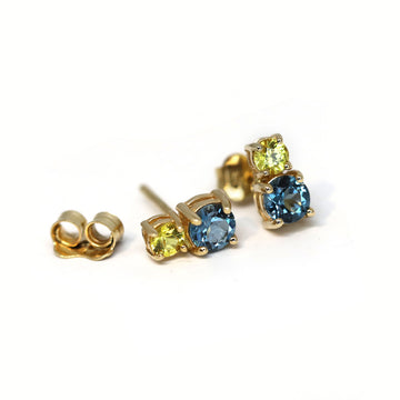 Boucles d'oreilles avec deux pierres précieuses : un saphir jaune et une topaze bleue foncée. Jolie touche de couleur sur l'oreille! Une création de la designer montréalaise Lico Jewelry. 