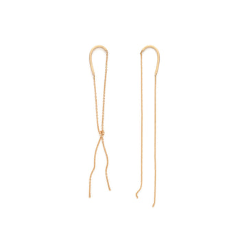 Long delicate 18k yellow gold chain earrings by Montreal jewelers C’est pas moi, c’est ma soeur. Find their beautiful dainty work inspired by love at Ruby Mardi, a flowery fine jewelry store in Little Italy.