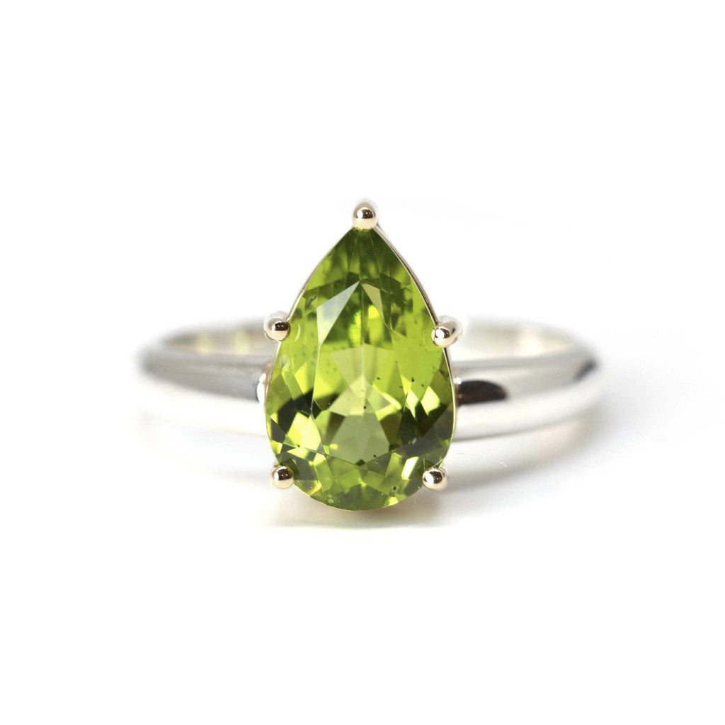  Product photography of a beautiful ring in 14k yellow gold and sterling silver featuring a huge natural green gem, peridot. Find the most exquisite designer jewelry at Ruby Mardi, a fine jewelry store in Montreal that presents the work of the most talented Canadian jewelry designers. Custom jewelry services also offered.