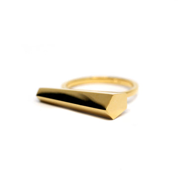 Sturdy ring in gold vermeil photographed on a white background. A Minimalist, modern and elegant piece of jewelry. Find this gender-neutral ring that fits both classic and edgy wardrobes at Ruby Mardi, online or at our concept-store in Montreal’s Little Italy.
