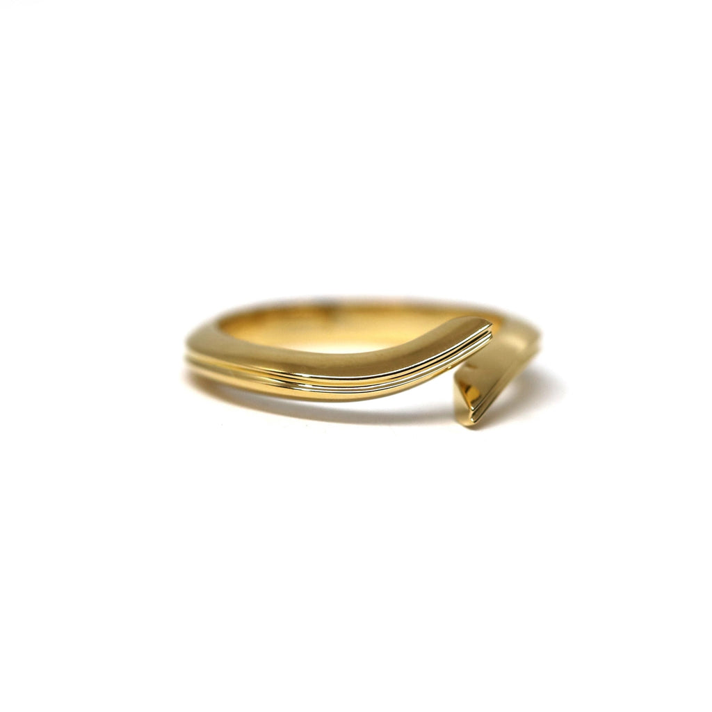 Dainty and modern gold vermeil ring handmade in Montreal and designed by Bena Jewelry, a Canadian jewellery brand. Also available in solid gold or sterling silver. Find it at jewelry store Ruby Mardi in Montreal’s Little Italy.