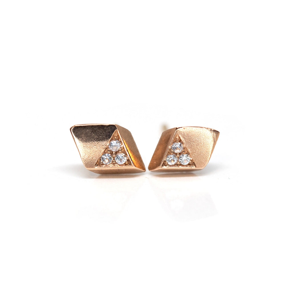 rose gold diamond stud earrings minimalist unisex fine jewellery design at boutique ruby mardi finest jeweler in montreal on a white background