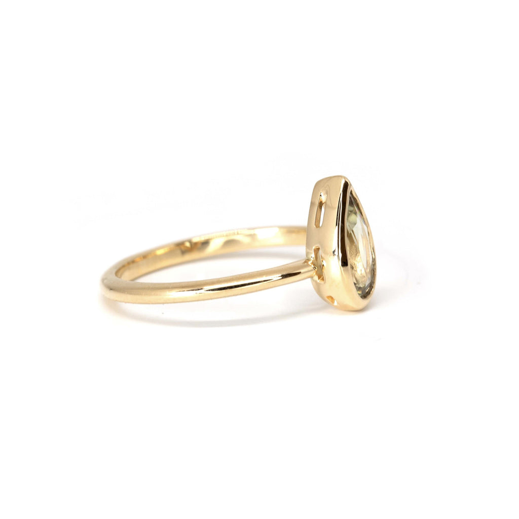 Product photography of a diaspore bezel set yellow gold ring by designer Bena Jewelry. Beautiful engagement ring or right hand ring. Find the most exquisite designer jewelry at Ruby Mardi, a fine jewelry store in Montreal that presents the work of the most talented Canadian jewelry designers. 