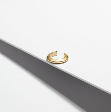 Gold plated slick ear cuff handmade in Montreal by jewelry brand Véronique Roy JWLS. Perfect for non pierced ears or to add style to complement a set of earrings. 