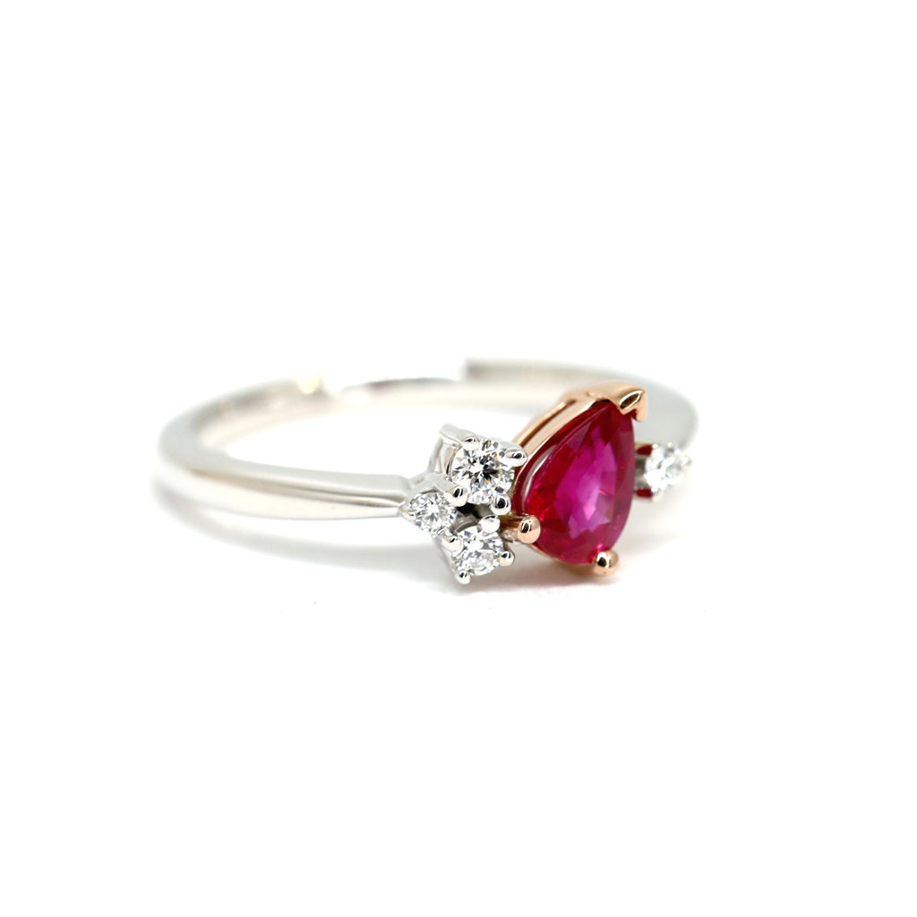 Wedding ring in white gold and rose gold with a beautiful pear ruby and round brilliant diamonds. A one-of-a-kind engagement ring by Justine Quintal fine jewellery. Feminine exquisite asymmetrical creation. Ruby Mardi is the only fine jewelry gallery in Montreal. We carry the creations of the best Canadian independent jewellers. 
