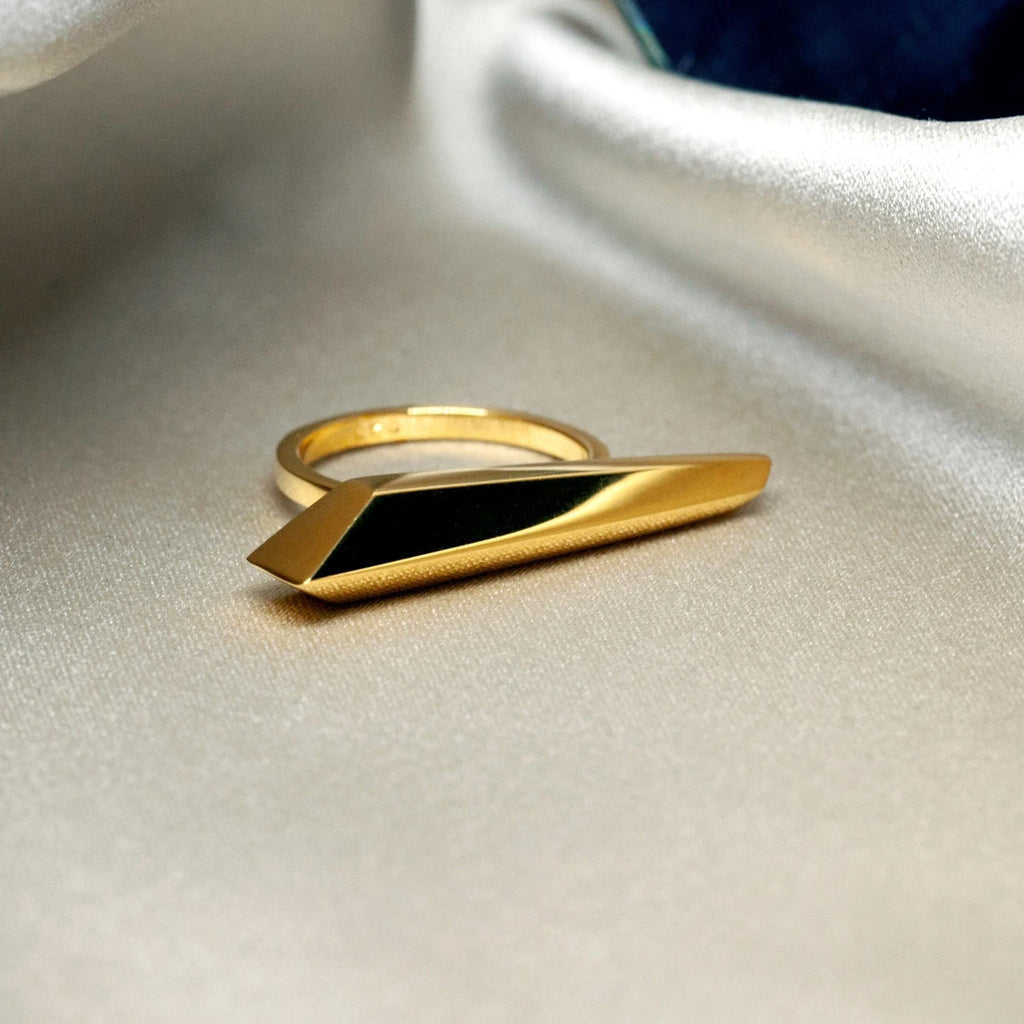 La bague Allure en or vermeil du créateur de bijoux canadien Bena Jewelry, photographiée en gros plan sur un tissu satiné. Bague fabriquée à la main disponible chez Ruby Mardi, en ligne ou dans la Petite Italie de Montréal.