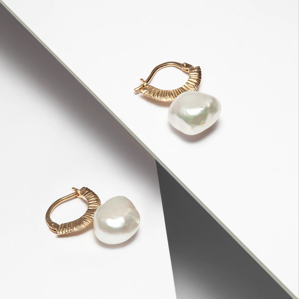 Baroque freshwater pearl gold platqed earrings, handmade in Montreal by Véronique Roy, seen on a white dynamic background. These elegant earrings with a luxury feeling are available at jewelry store Ruby Mardi.