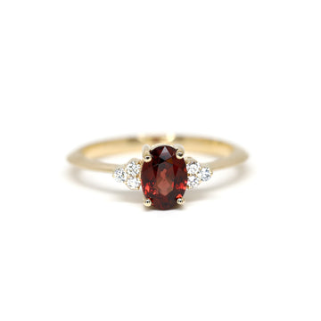 Désir ring : a vintage yellow gold engagement ring with a central oval red garnet and six round brilliant diamonds on its sides. Elegant and simple engagement ring that she’ll love. Find it at fine jewelry store Ruby Mardi in Montreal.