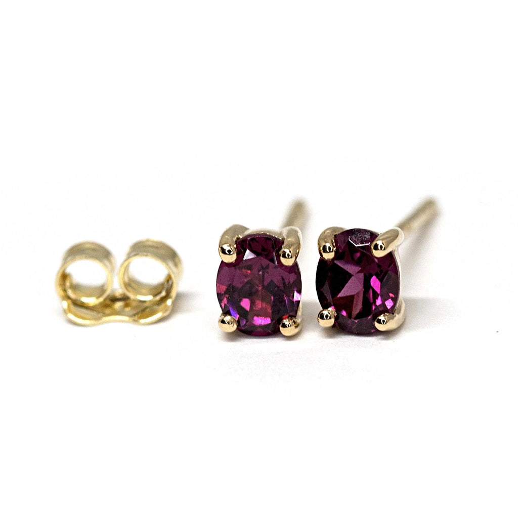 rhodolite garnet yellow gold minimalist yellow gold stud earrings made in montreal by bena jewelry designer in collaboration boutique ruby mardi on a white background
