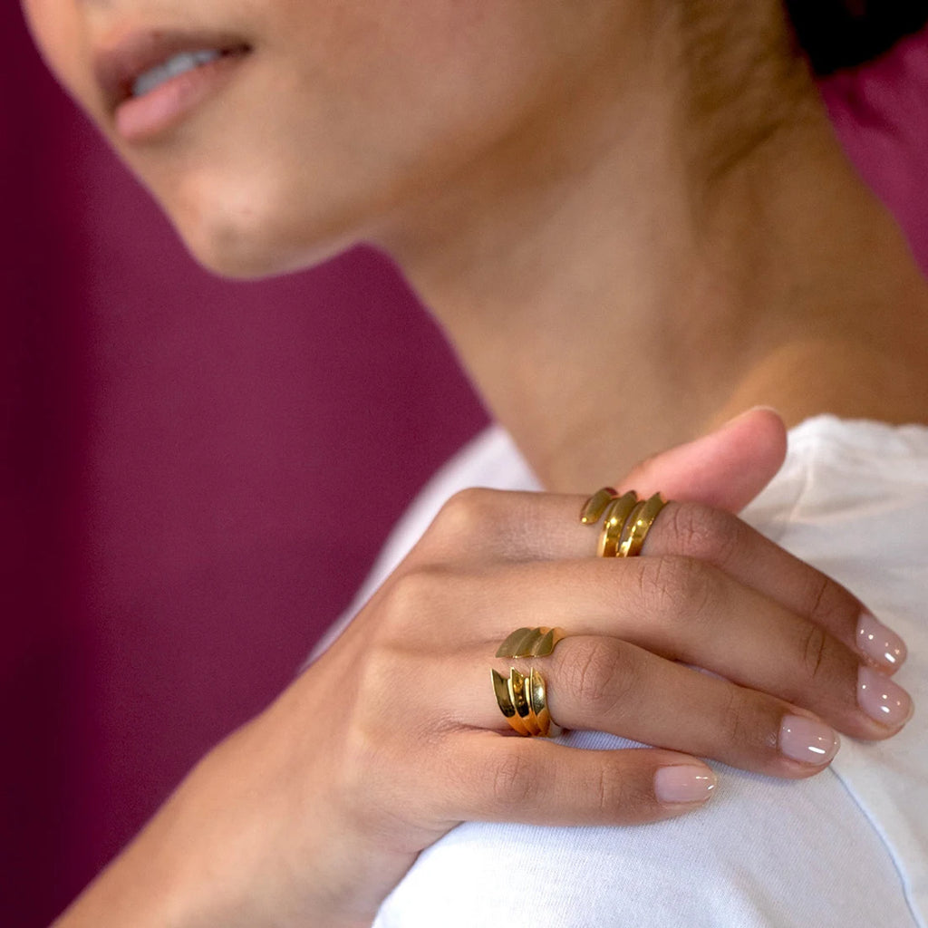 Statement rings EMBRACE and Crush in gold vermeil worn by a young lady. Find this modern and pieces of jewelry at our jewelry store in Montreal, or at our online store. A gender-neutral ring that fits both classic and edgy wardrobes that you can rock everyday.