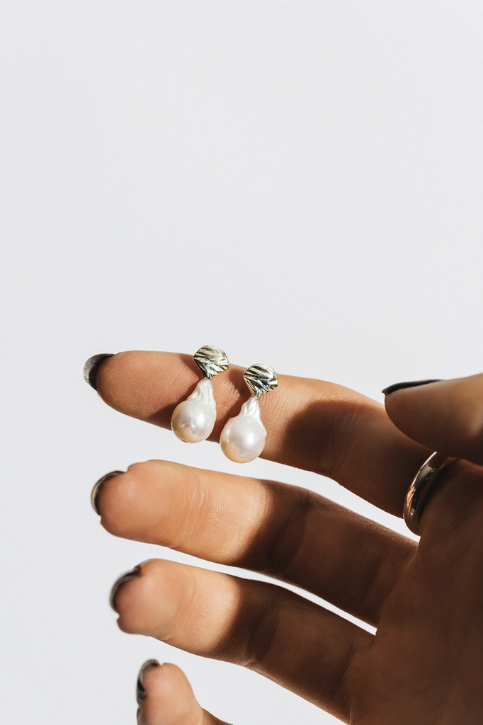 Boucles d’oreilles en argent avec perles d’eau douce baroques, fabriquée à la main par la designer de bijoux montréalaise Véronique Roy, et disponibles à la bijouterie Ruby Mardi.
