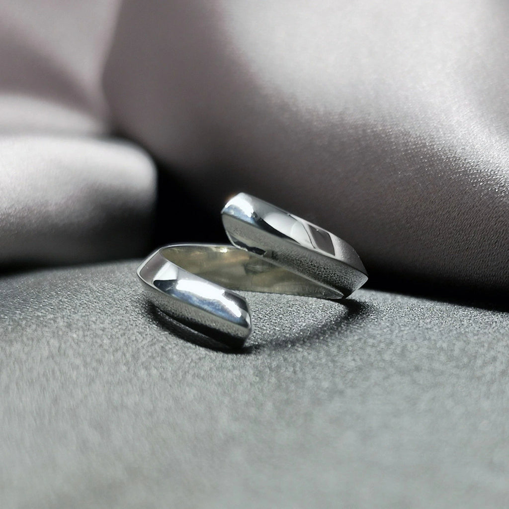 Loop ring in sterling silver by jewelry designer BENA. A Minimalist, modern and elegant piece of fine jewelry. Find this gender-neutral ring that fits both classic and edgy wardrobes at Ruby Mardi high end jewelry gallery, online or at our store in Montreal’s Little Italy.