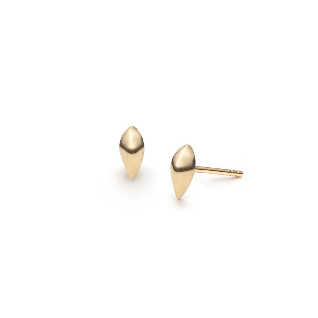 Ruby Mardi offers lovely simple gold stud earrings that shine on your ear. Here, beautiful minimalist little gold spike earrings by jewelry designer Justine Quintal. Ruby Mardi  is the only fine jewelry gallery in Montreal. We offer engagement rings, bridal jewelry, gemstone stud earrings and also custom jewelry services in Montreal. Find exquisite fine jewels from the best Canadian jewelry designers. 