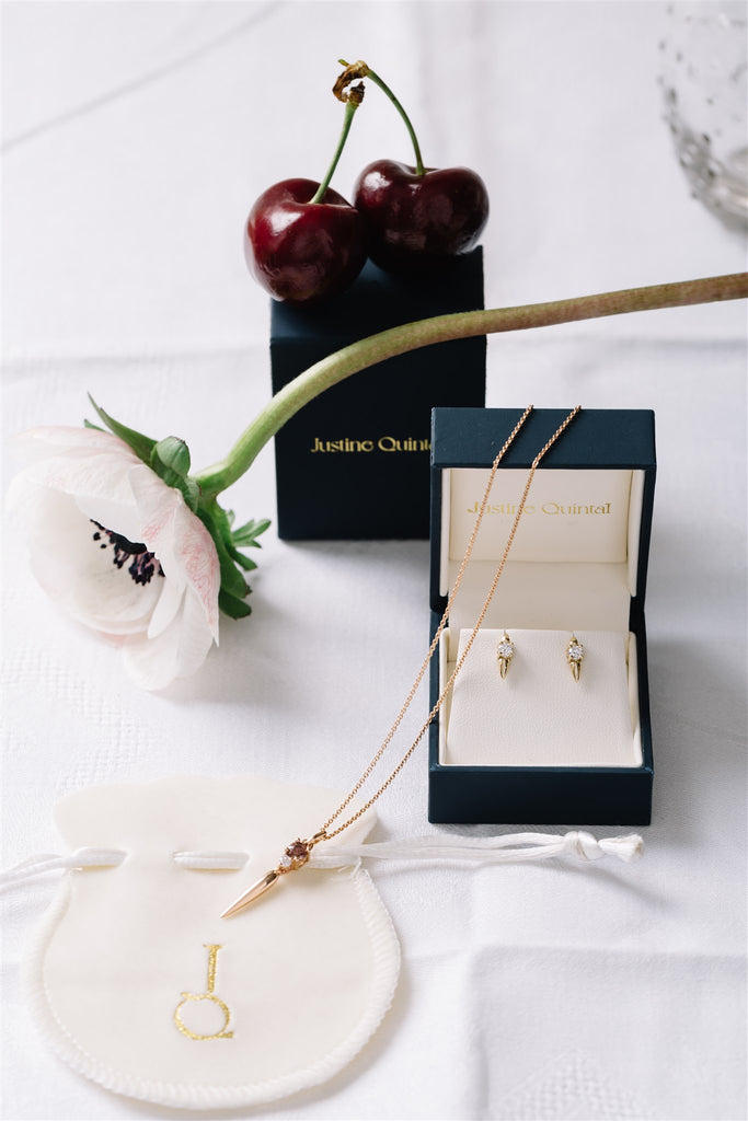 Justine Quintal's jewelry packaging, entirely made in Montreal. Gold jewelry, engagement rings, diamond earrings, precious stones, custom jewelry design services in Montreal.