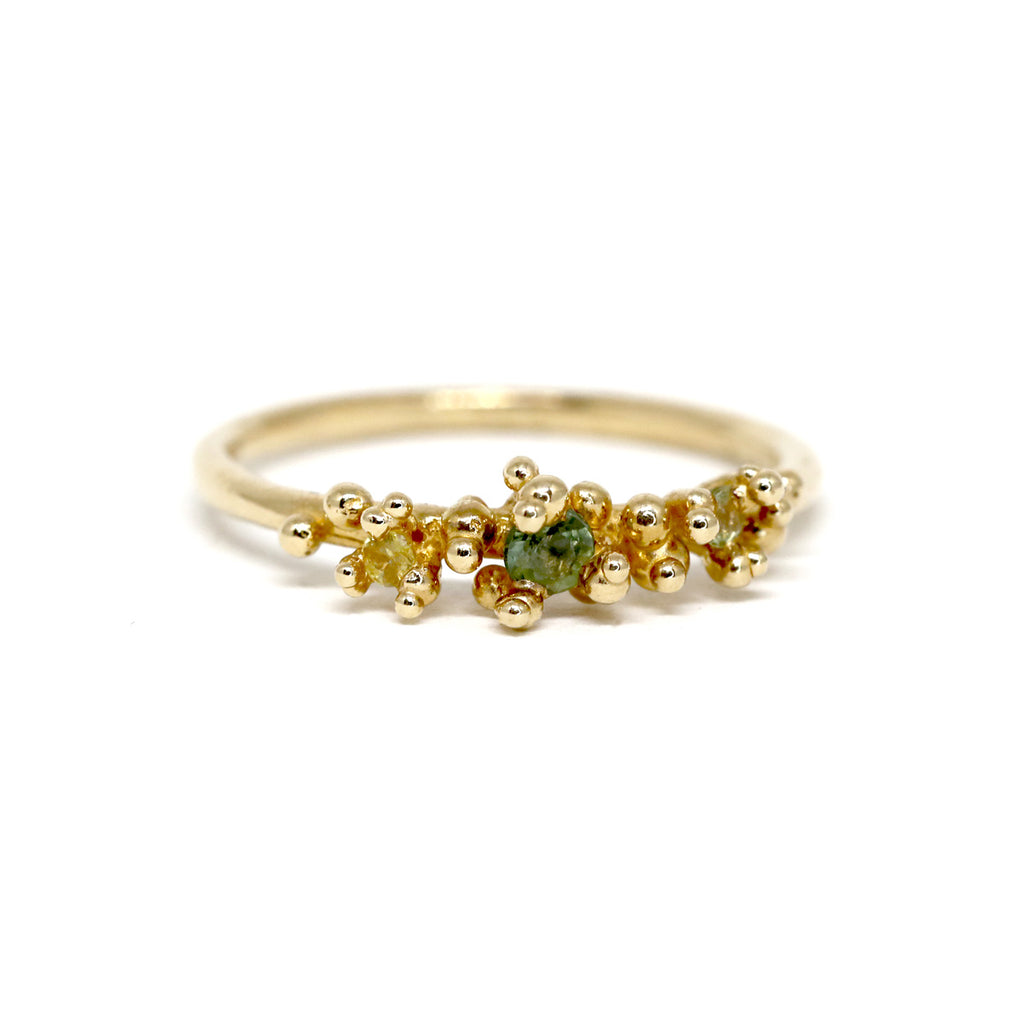 yellow gold round green sapphire bridal areia ring made by the jewelry artisan meg lizabet custom made for ruby mardi bridal jeweller in montreal on a white background