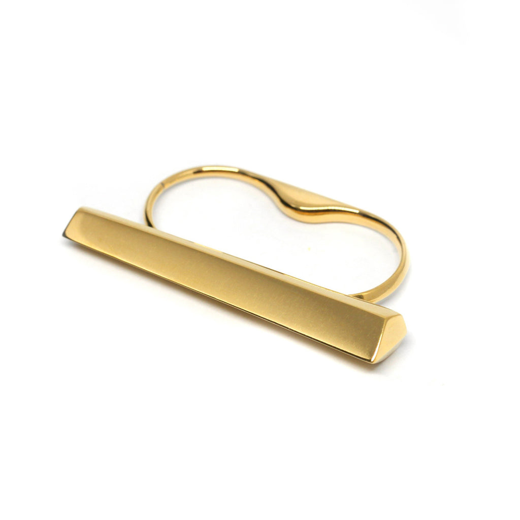 La bague Punch en or vermeil du créateur de bijoux canadien Bena Jewelry, photographié en gros plan sur un fond blanc. Bague pour deux doigts très confortable disponible chez Ruby Mardi, en ligne ou dans la Petite Italie de Montréal.