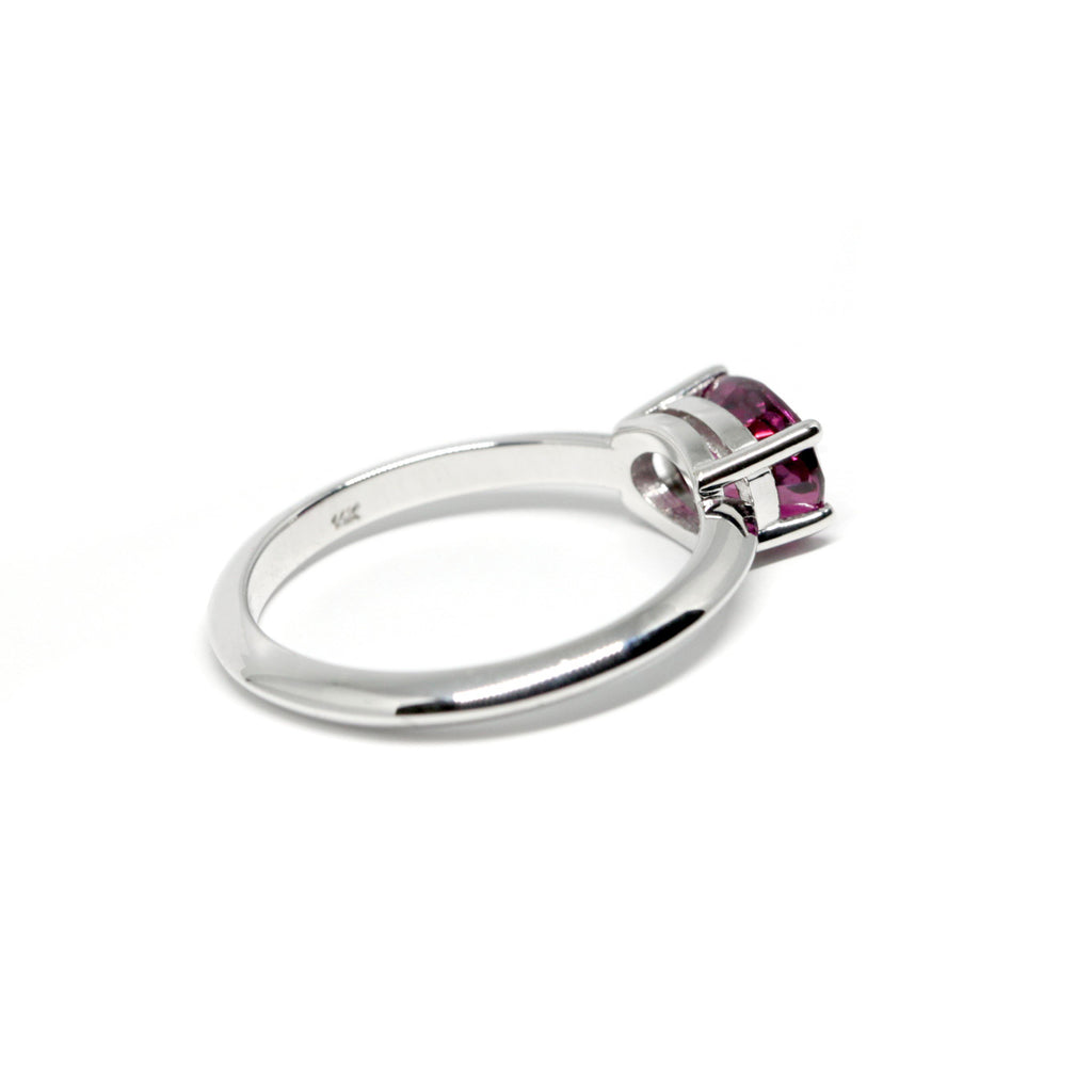 White gold solitaire engagement ring with a raspberry garnet seen from back. Stack it easily with any wedding band or wear it alone. Find more bridal jewelry and precious jewels at Ruby Mardi in Montreal.