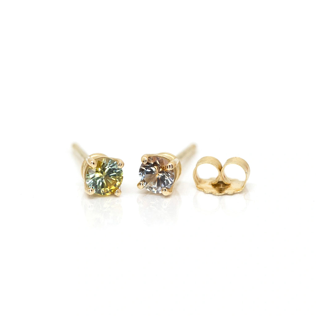 blue green sapphire yellow gold stud earrings custom made by the fine jewellry designer meg lizabet in montreal avialable at the best jewelry store in montreal ruby mardi on a white background