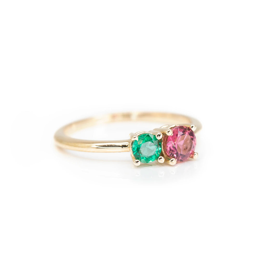 This alternative engagement ring is made up of two colored gems, including an emerald and a red tourmaline. This piece of jewelry for you and me is an original creation by independent jewelry designer Lico, in Montreal and available for sale at the Ruby Mardi jewelry store in Little Italy and the Villeray district.