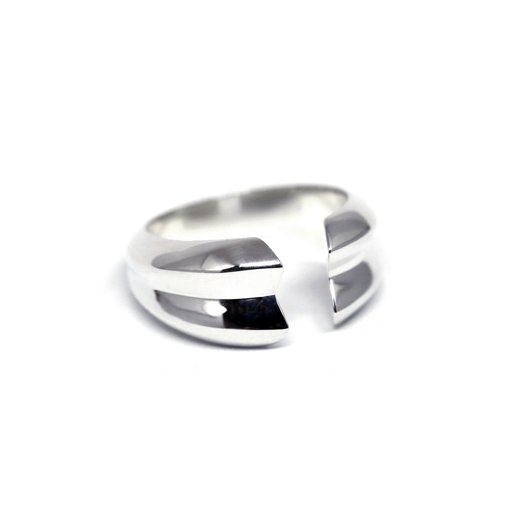 Frill ring : a bold open silver sterling ring designed by Bena Jewelry in Montreal. Statement jewel locally handmade and available at jewelry store Ruby mardi.