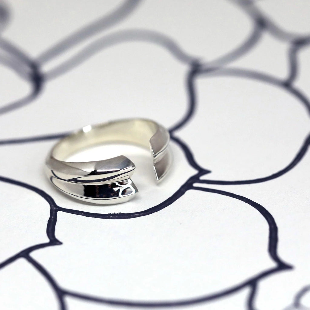 Frill ring : a bold open silver ring designed by Bena Jewelry in Montreal. Gender neutral jewel locally handmade and available at jewelry store Ruby mardi.