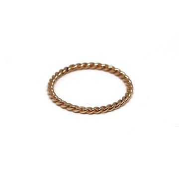 Classic 10k rose gold twist ring for everyday wear. Available at jewelry store Ruby Mardi in Montreal.