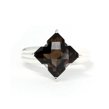 Beautiful cocktail ring or statement ring in sterling silver with a stunning square shape smoky quartz. Find it at Ruby Mardi, a fine jewelry store located in Montreal's little Italy, close by Rosemont, Outremont, Mile-End, Mile-Ex and Villeray. We sell the work of talented young Canadian Jewelry designers. We offer engagement rings and custom jewelry services in Montreal.