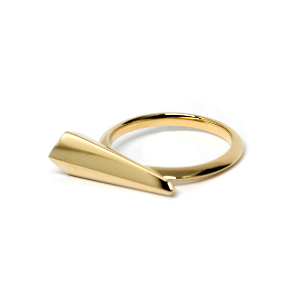 Spine ring in gold vermeil by Bena Jewelry seen out of its box. Unisex piece that harnesses the radiance of angular shapes and power of light at play. Seen here in the shadows. Find it at our jewelry store in Montreal, or online. We ship worldwide.