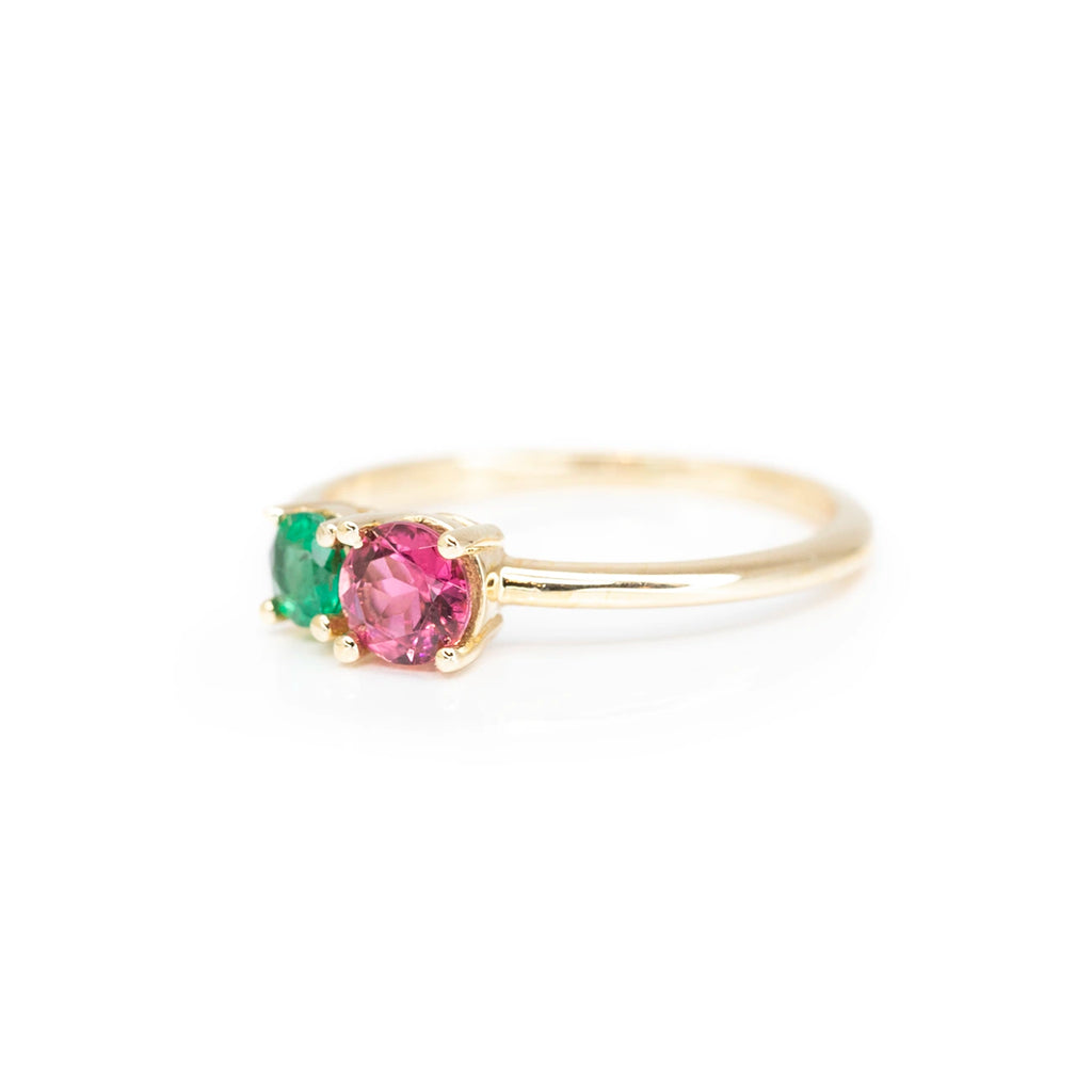 This minimalist bridal ring is composed of a rubelite tourmaline and an emerald. Mounted on yellow gold, this you and me is a simple and original creation. Presented as an engagement ring or statement piece of jewelry, this ring, made by jewelry designer Lico, is available for sale at the Ruby Mardi jewelry store.